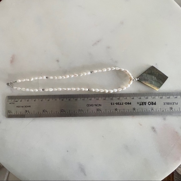 Handcrafted cultured freshwater rice pearl necklace. - Picture 10 of 10